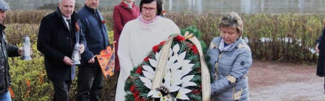 Мэр города и депутаты городского собрания возложили цветы и венки