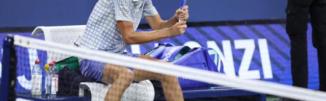 ВИДЕО | Российский теннисист оскорбил судью, показал непристойный жест сопернику и после вылета в первом круге US Open вдребезги разбил ракетку