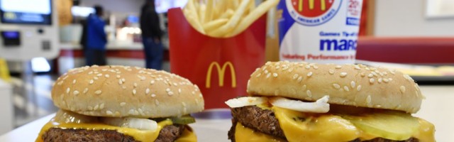 Работник «Макдоналдс» раскрыл ложь ресторана об объеме напитков в стаканах