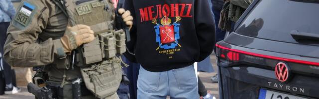 ФОТО | Нарвитяне и гости города собрались смотреть концерт ко Дню победы в Ивангороде: полиция задержала одного человека