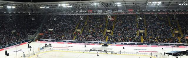 ВИДЕО | 32 000 болельщиков и −12°C: матч немецкой хоккейной лиги прошёл на открытом футбольном стадионе