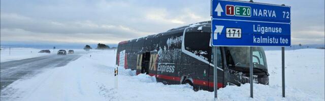 «Хорошо, что на встречной полосе не было машин!» – очевидец о съезде автобуса в кювет по пути из Нарвы в Таллинн
