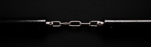 Двое граждан Эстонии пытались отправиться в путешествие с нунчаками и кастетами в багаже