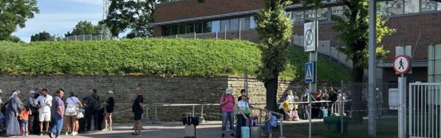 „Сейчас — только так“: люди привыкают к очереди на границе в Нарве, заранее готовятся стоять часами 