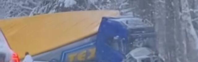 ВИДЕО | В Латвии три человека погибли в аварии с участием шести автомобилей