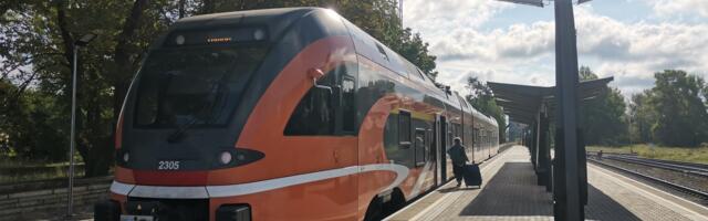 Направлявшийся в Таллинн поезд дважды врезался в поваленное штормом дерево