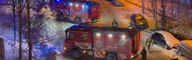 ВИДЕО | Пожар в жилом доме под Ригой: погибли двое детей, 29 человек спасены 