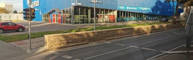 ФОТО: в Нарве обвалилась часть крыши магазина