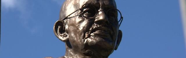 В парке Мянни установили памятник Махатме Ганди