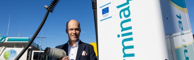 Цена за литр бензина сегодня может вырасти на 8 центов и на 14 – за литр дизеля