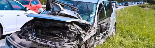 ВИДЕО И ФОТО | Ошибка за рулем: в ДТП на шоссе Таллинн-Тарту пострадала пожилая женщина-водитель