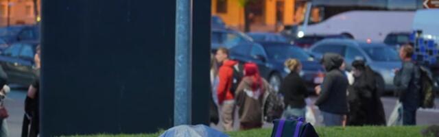 ФОТО И ВИДЕО | Город засыпает, а очередь нет. Ночной репортаж с Нарвской границы 