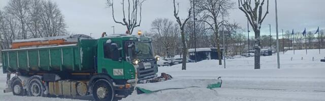 В Нарве 20 мешавших уборке снега автомобилей эвакуировали на штрафстоянку