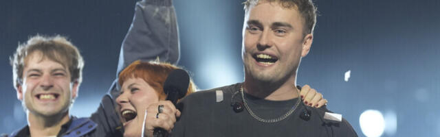 Певец Сэм Фендер получил премию Mercury Prize за альбом года