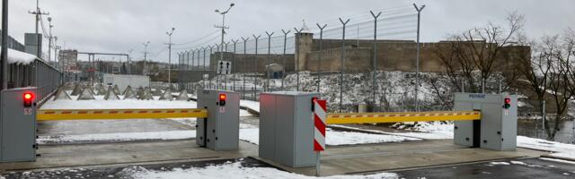 На мосту Дружба в Нарве установлены барьеры и ворота