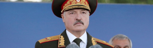 Лукашенко приказал привести в полную боевую готовность армию Беларуси