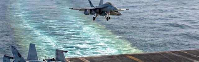 Правдиво ли это видео об американском истребителе, рухнувшем в море при посадке на авианосец?