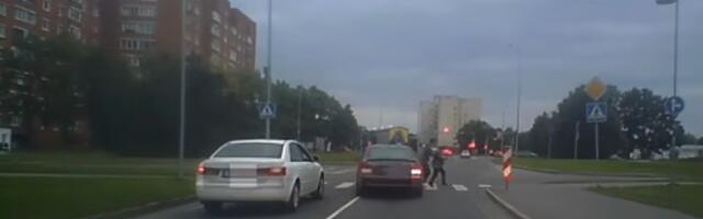 Водителя лишили прав: он чуть не сбил двух пешеходов