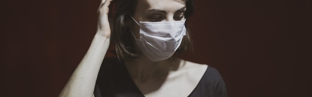 Департамент здоровья рассказал, как жительница Эстонии пошла с коронавирусом на работу и запустила цепочку заражений. Всего заболело 17 человек