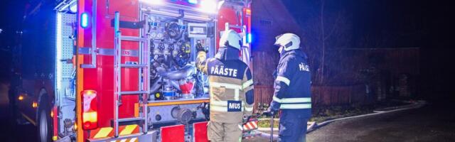 В Пярну горит жилой дом. По имеющимся данным, люди успели выбраться
