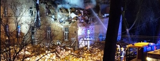 ФОТО И ВИДЕО | В Риге взорвался и частично обрушился жилой дом. Один человек погиб, шестеро пострадали. Взрыв не связан с природным газом