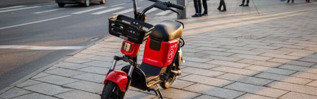 Трагедия в Риге: поезд насмерть сбил двух 13-летних девочек, ехавших на арендном мопеде Ride. Мэр призывает убрать этот транспорт с улиц