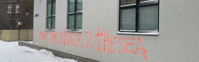 ФОТО | В Каламая на доме была нанесена надпись „от реки до моря“, полиция возбудила дело