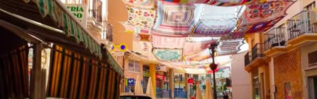 Испанские школьники связали огромный балдахин, чтобы укрыть улицу от солнца