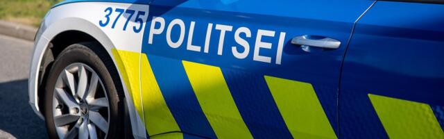 В Силламяэ припаркованный автомобиль наехал на двух пешеходов