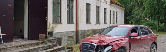 ФОТО | Предполагаемая осквернительница кладбища вновь в центре скандала — полиция нашла у усадьбы ее разбитую машину