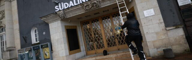 ФОТО: на фасаде Театра Сюдалинна установили новую вывеску