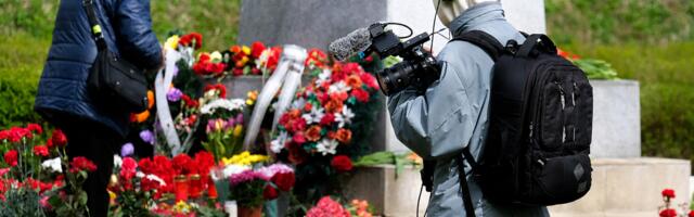 Нарвитяне несут цветы к мемориалам погибшим во Второй мировой войне