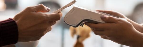 Доля безналичных платежей выросла до 78%