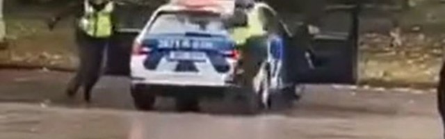 В Таллинне обнаженный подросток забрался на крышу полицейской машины