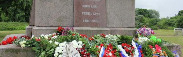 В Латвии прошла акция против сноса памятника русским гренадерам