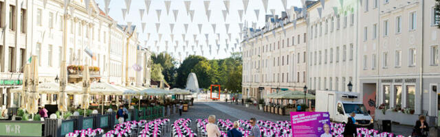 ФОТО: Eesti 200 привлекает с помощью стульев внимание к проблеме с гимназиями в Тарту