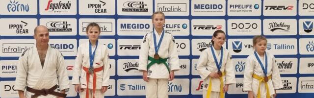Юные нарвские спортсмены завоевали медали на соревнованиях по дзюдо и плаванию