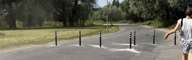 Ни знаков, ни объявлений. Возле пляжа на Штромке появились резиновые столбы, перегораживающие дорогу