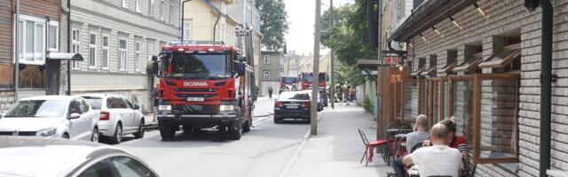 ВИДЕО | В Пельгулинне полыхает заброшенное здание. Спасатели просят держать окна и двери закрытыми
