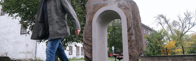 В Нарве установили портал-арку в Тёмном саду: от пепла к искусству