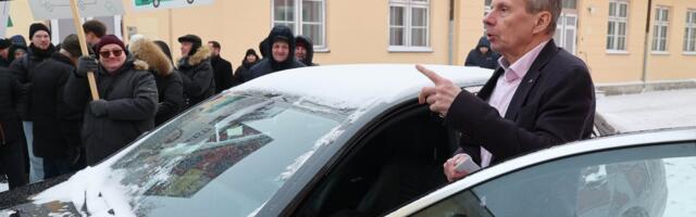 ФОТО | Центристы собрались у Дома Стенбока с требованием бесплатного проезда. В ответ прозвучал резкий выпад