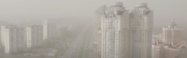 ВИДЕО | Весна в Киеве: мощная пыльная буря и дым от пожаров в Чернобыле