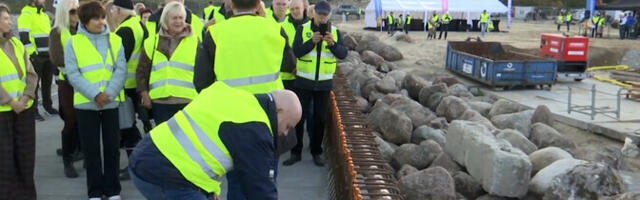 В Нарва-Йыэсуу заложили памятную капсулу в бетонное основание морского мола