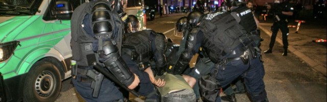 БОЛЬШАЯ ФОТОГАЛЕРЕЯ Delfi | Против протестующих в Вильнюсе применили физическую, нарушителей привлекут к уголовной ответственности