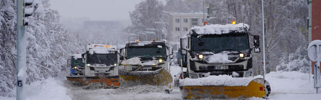ФОТО: снежная погода требует больше усилий как от дорожных служб, так и от жителей города