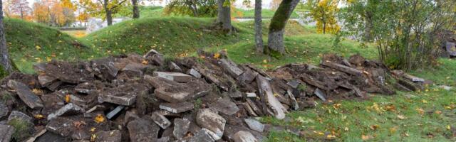 ФОТО | На Сааремаа начались раскопки братской могилы в Вяйке-Линнапе