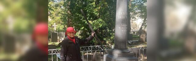 Пенсионерка добилась, чтобы два захоронения на Александро-Невском кладбище были приведены в порядок