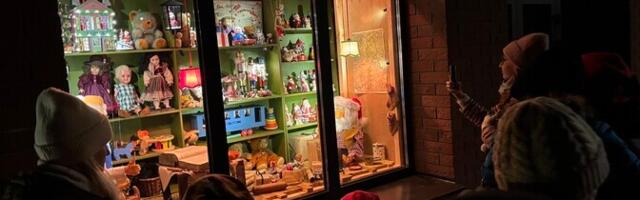 ФОТО: окна Народного дома в Вяэтса вновь украсили новогодние сценки