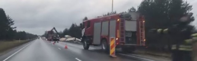 Хаос на Пярнуском шоссе: перевозивший доски грузовик опрокинулся и частично перекрыл движение