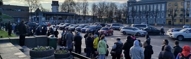 "Длинные очереди станут постоянными": в Нарве критикуют сокращение работы погранпункта